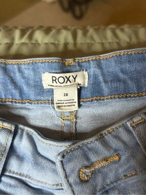 Roxy Light Wash Denim Jeans with Contrast Stitching